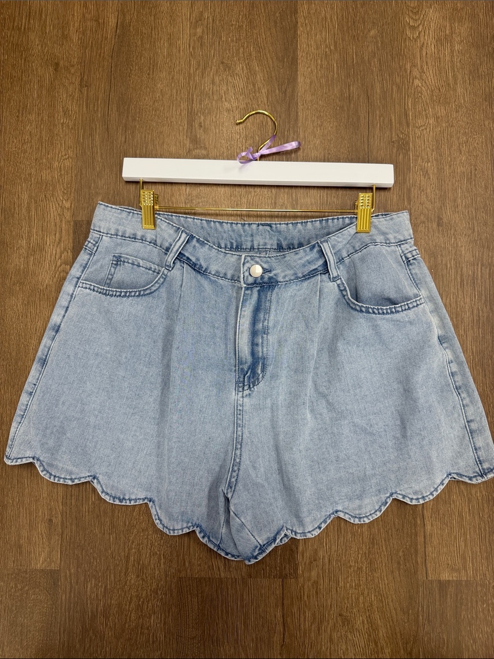 Light Wash Scallop Hem Denim Shorts - Women